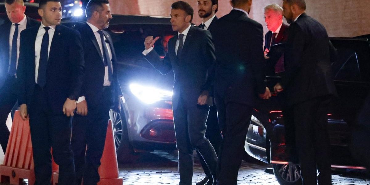 Macron, gest umanitar la Roma: A ajutat un bătrân și i-a chemat medicii