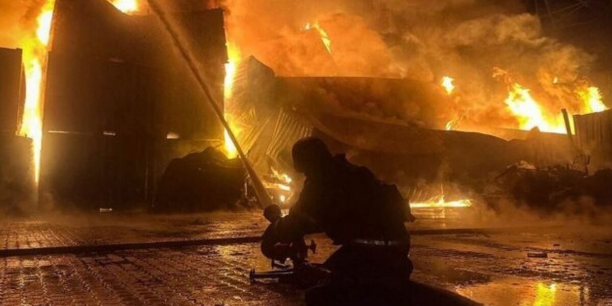 Doi tineri, reținuți la Galați după ce au incendiat o casă