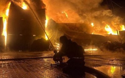Doi tineri, reținuți la Galați după ce au incendiat o casă