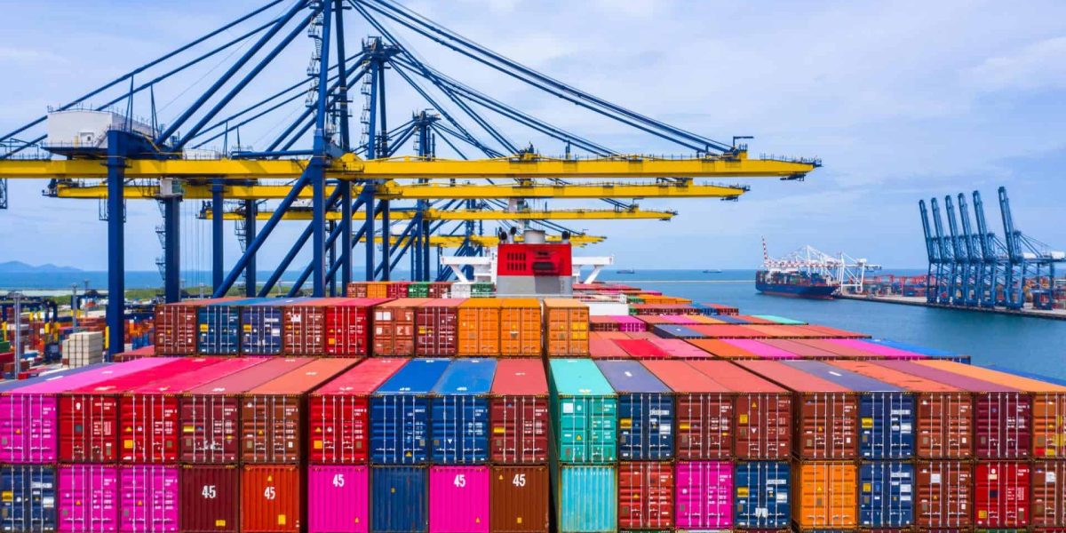 Deficitul comercial s-a redus, dar importurile rămân ridicate Deficitul comercial al României a înregistrat o scădere de 15,6% (0,9 miliarde euro) în primele două luni ale anului 2026, comparativ cu aceeași perioadă a anului precedent, potrivit datelor publicate joi de Institutul Național de Statistică (INS)