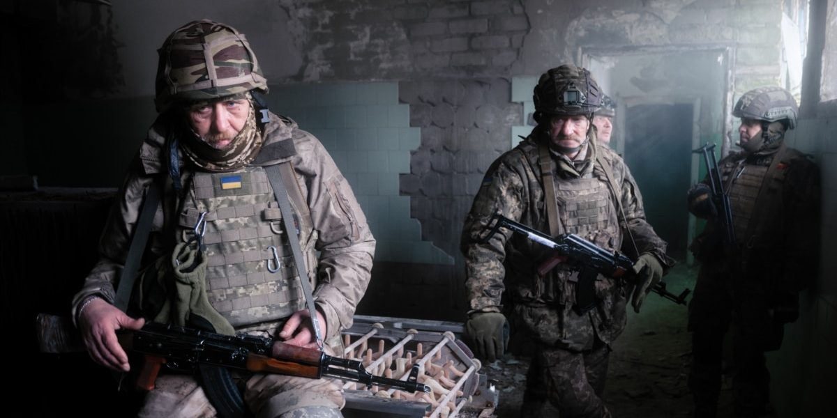 Pe un teren de antrenament înghețat din estul Ucrainei, o unitate militară formată din deținute se pregătește pentru misiuni cu drone pe linia frontului