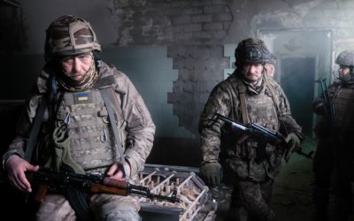 Pe un teren de antrenament înghețat din estul Ucrainei, o unitate militară formată din deținute se pregătește pentru misiuni cu drone pe linia frontului