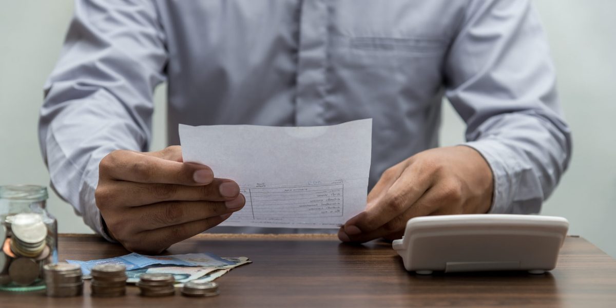 De ce vin facturile mari? Trucuri simple pentru costuri fixe în România