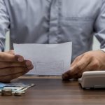 De ce vin facturile mari? Trucuri simple pentru costuri fixe în România