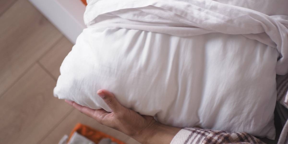 Cât de des schimbi fața de pernă? Află secretul pentru somn liniștit și sănătos