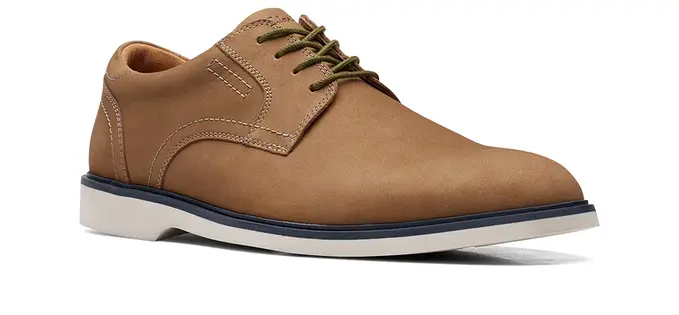 Bărbații, la cumpărături: Găsirea pantofilor perfecți, o aventură modernă