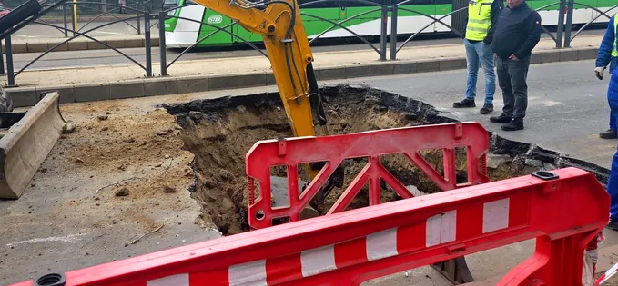 Asfaltul s-a surpat pe Mihai Bravu: Bucureștenii, luați prin surprindere de restricții și lipsa de informare Bucureștenii care circulă pe Bulevardul Mihai Bravu se confruntă cu restricții de trafic în zona cuprinsă între Calea Vitan și Dristor, după ce asfaltul care acoperea rețelele de termoficare s-a surpat