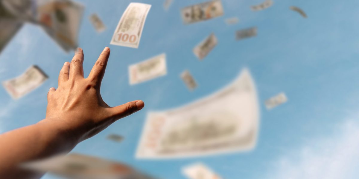 Ceartă violentă în familie: O femeie aruncă 160.000 de dolari de la balcon