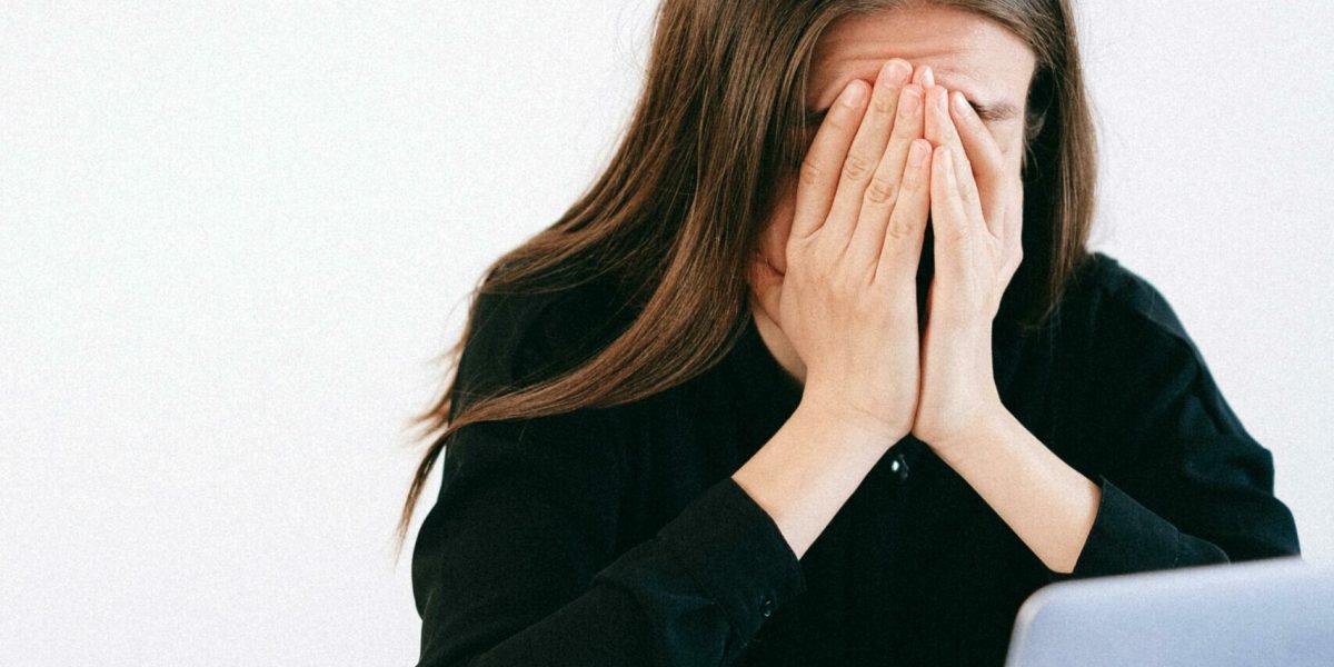 Utilizarea prelungită a telefoanelor și a computerelor, un pericol ascuns pentru sănătate Problemele de sănătate cauzate de utilizarea excesivă a tehnologiei moderne sunt din ce în ce mai evidente