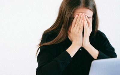 Utilizarea prelungită a telefoanelor și a computerelor, un pericol ascuns pentru sănătate Problemele de sănătate cauzate de utilizarea excesivă a tehnologiei moderne sunt din ce în ce mai evidente