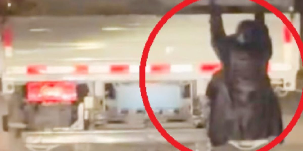 Chinezoaică, gest extrem: Agățată de camion pentru a-și prinde soțul infidel