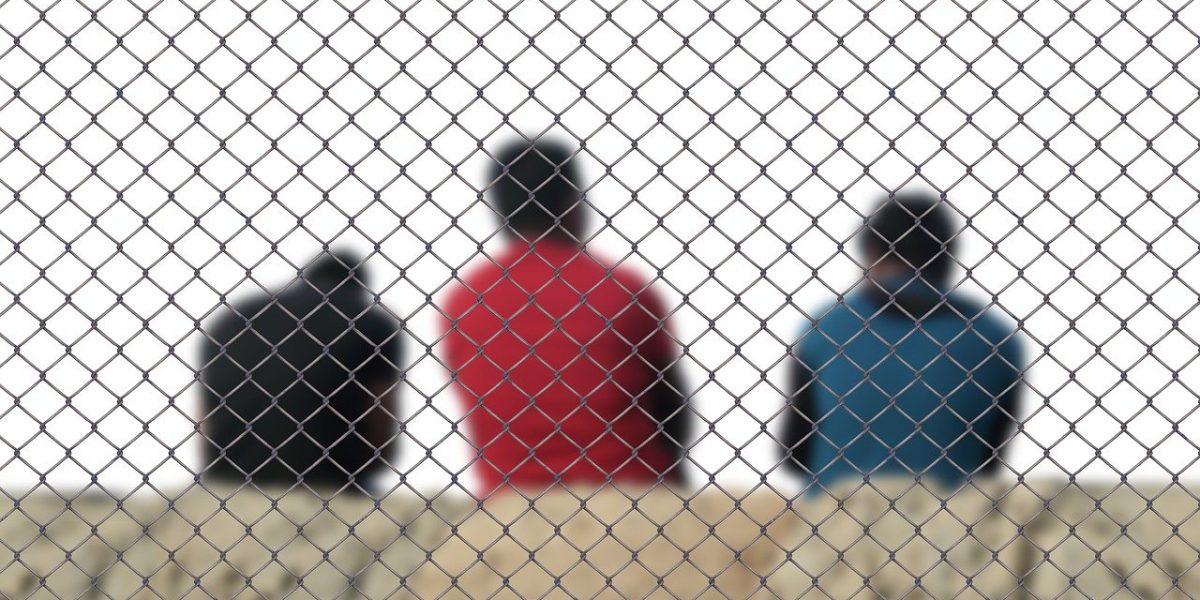 21 de migranți depistați în Dolj, transportați cu un microbuz pe ruta Bulgaria-România Un grup de 21 de cetățeni străini, fără documente valabile pentru călătorie în spațiul Schengen, a fost descoperit de polițiștii de frontieră din Dolj