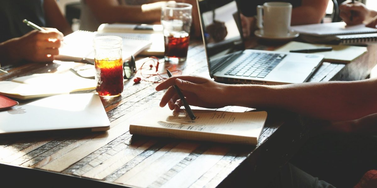 Românii, Tentati de o Afacere pe Fondul Recesiunii Numărul persoanelor care își înființează propria afacere a crescut semnificativ, pe fondul recesiunii economice și al inflației