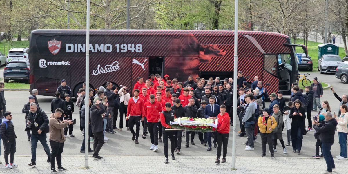 Fotbaliștii lui Dinamo, alături de oficiali ai clubului, i-au adus un omagiu lui Mircea Lucescu la Arena Națională, unde sicriul marelui antrenor a fost depus pentru omagiile publice