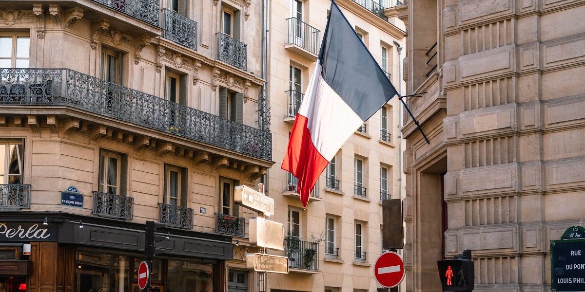 Franța pompează bani pentru transportatori și agricultori. Criza combustibililor pe val