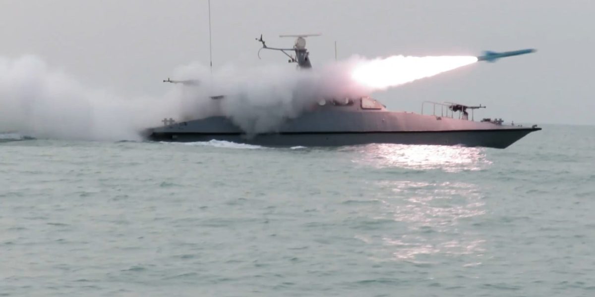 Gărzile Revoluționare IRANIENE, foc asupra unui petrolier în Strâmtoarea ORMUZ