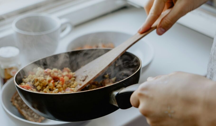 Când stomacul este plin, un nou studiu arată că nu doar neuronii joacă un rol în a semnala creierului că trebuie să ne oprim din mâncat, ci și alte tipuri de celule cerebrale