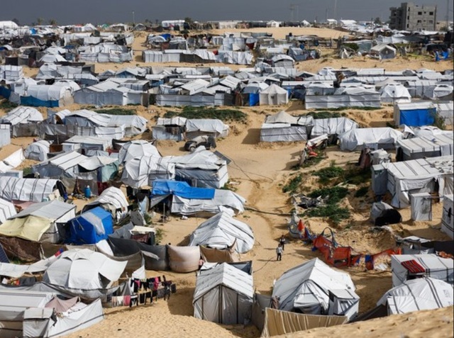 Cel puțin zece persoane au fost ucise și alte câteva rănite într-un atac aerian israelian de luni, în apropierea unei școli care adăpostea palestinieni strămutați, a anunțat presa internațională