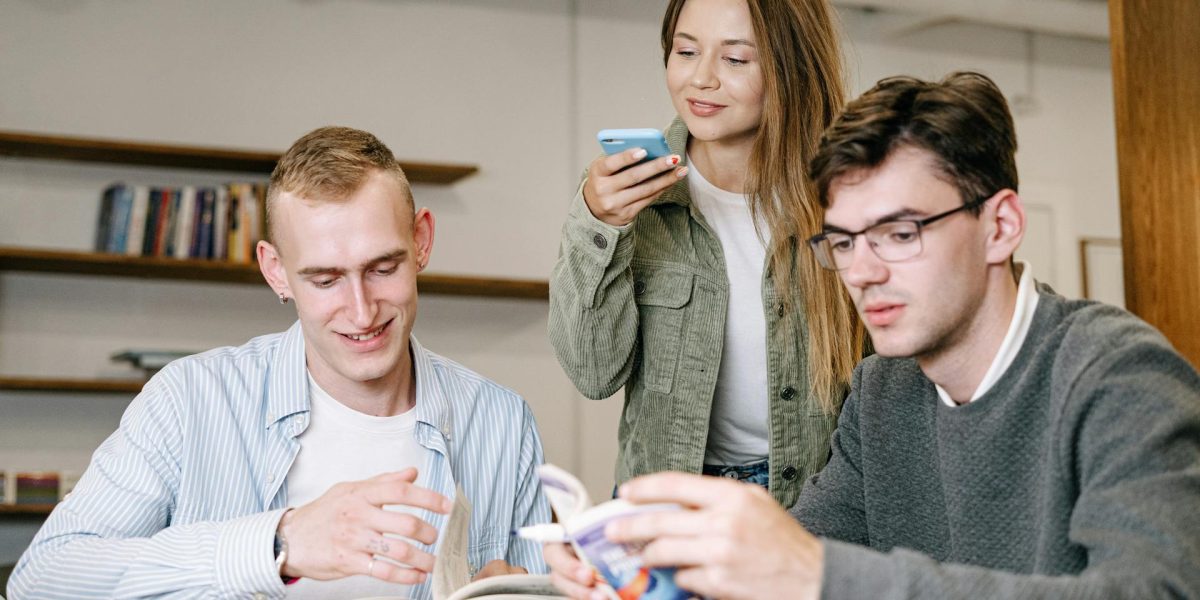 NN și Nutribalance publică un studiu despre bunăstarea adolescenților: Tinerii români, tot mai preocupați de educație financiară București – Un nou studiu național, realizat de Nutribalance cu sprijinul NN, aduce în prim-plan o generație de adolescenți români care demonstrează o maturizare financiară timpurie