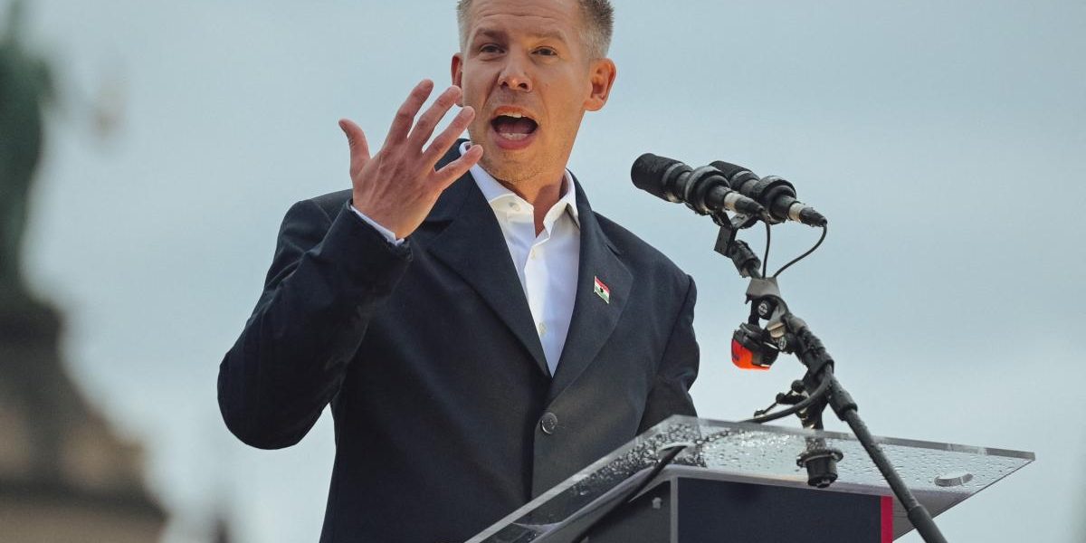 Simion, dansând pe morminte, trădează moștenirea? Magyar, despre Orban și maghiarii din Transilvania