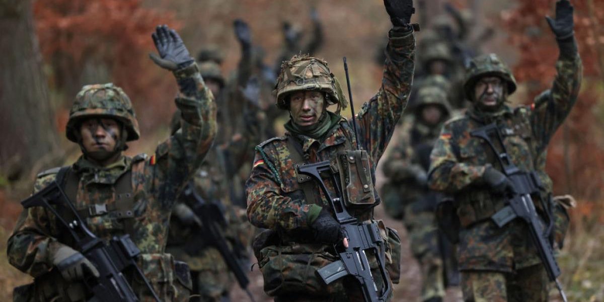 Germanii cu vârste între 17 și 45 de ani au nevoie de aprobarea armatei pentru călătoriile în străinătate mai lungi de trei luni, potrivit noilor reglementări militare