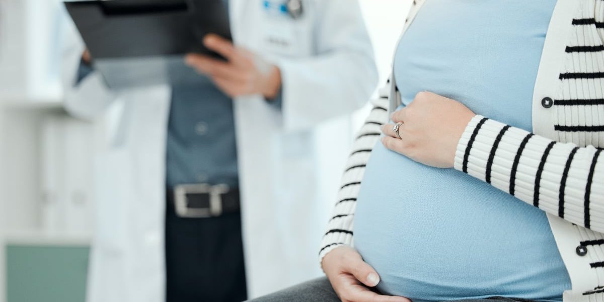 Gravidă, refuzată în București, a fugit în Germania să-și salveze copilul