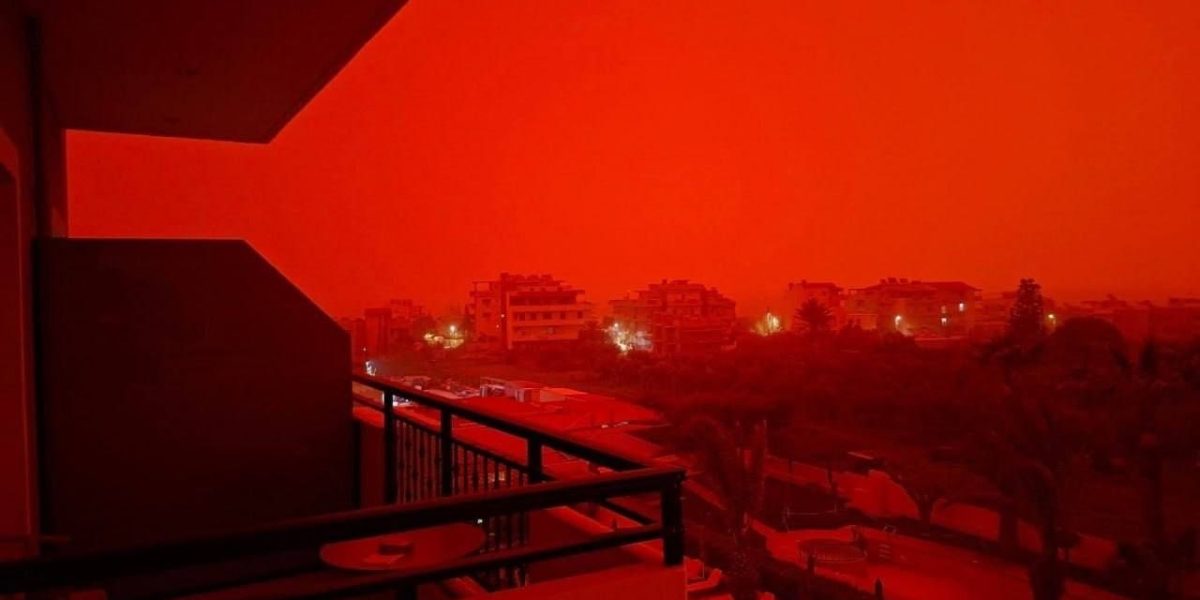 Furtună violentă în Grecia: Un bărbat a murit, iar țara se confruntă cu inundații și un nor de praf saharian Un bărbat a fost găsit mort în apropiere de Atena, în timp ce Grecia se confruntă cu o serie de fenomene meteorologice extreme