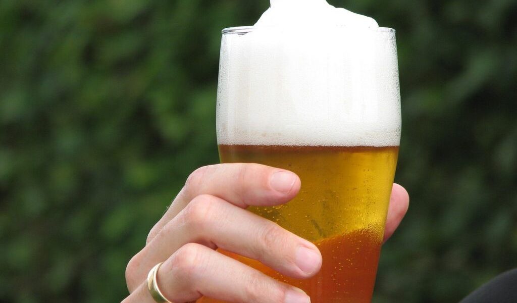 Berea zilnică te distruge: Ce pățești dacă abuzezi de ea?