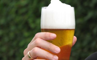 Berea zilnică te distruge: Ce pățești dacă abuzezi de ea?