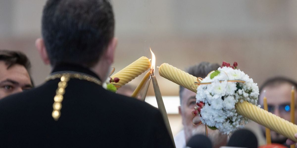 Lumina Sfântă, transportată în România: Avion pe patru roți în orașe