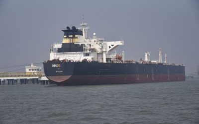 Petrolul NU mai trece prin Ormuz: 20.000 de marinari, blocați pe mare