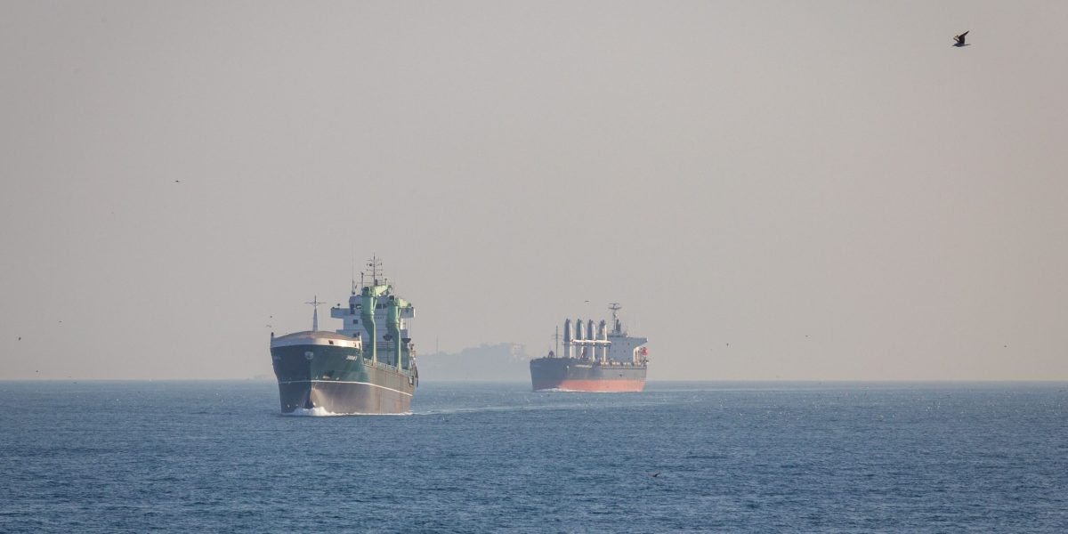 Marina SUA blochează Strâmtoarea Ormuz: Tensiuni în creștere în Orient