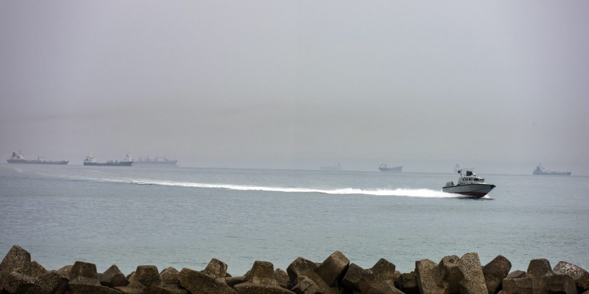 Iranul sfidează: Focuri de armă asupra navelor în Strâmtoarea Hormuz