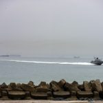 Iranul sfidează: Focuri de armă asupra navelor în Strâmtoarea Hormuz