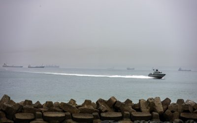 Iranul sfidează: Focuri de armă asupra navelor în Strâmtoarea Hormuz