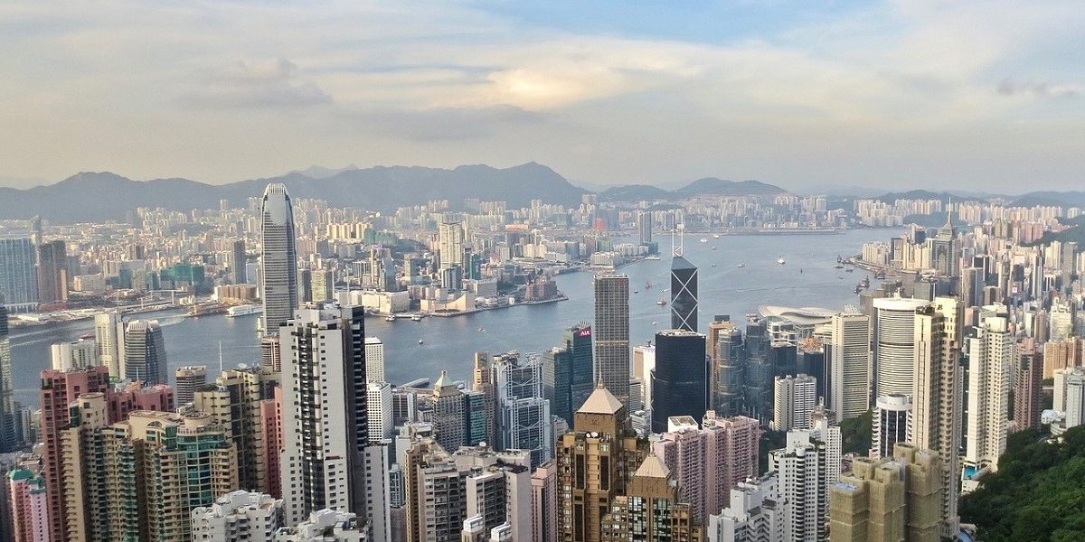 Benzină la preț de lux: Cum afectează criza energetică viața în Hong Kong În timp ce românii se plâng de prețul benzinei ce sare de 8-9 lei pe litru, locuitorii din Hong Kong se confruntă cu o realitate mult mai dură: un litru de benzină poate costa peste 18 lei