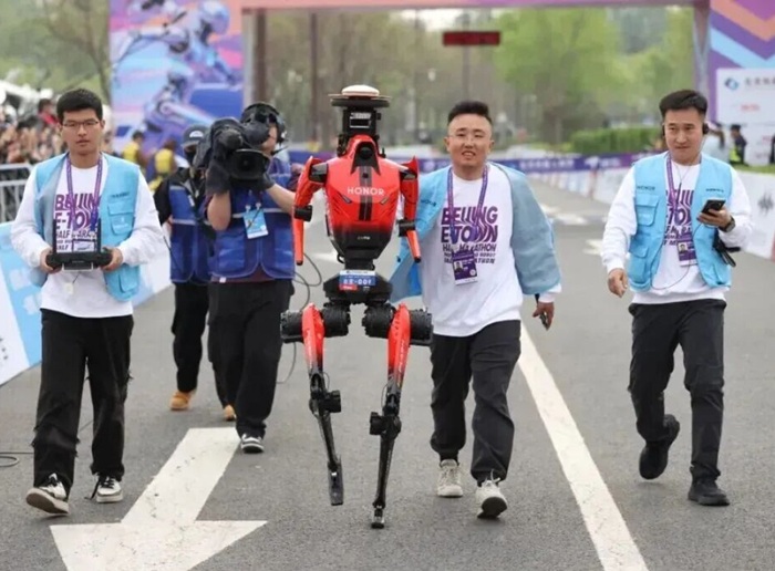 Robotul alergător a câștigat semimaratonul de la Beijing, demolând recordul uman (VIDEO)
