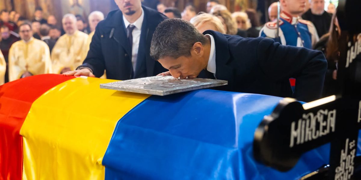 Emoție în biserică: Imagini de la slujba pentru Mircea Lucescu