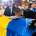 Emoție în biserică: Imagini de la slujba pentru Mircea Lucescu