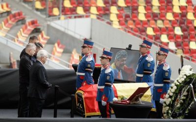 Emoție la catafalcul lui Mircea Lucescu: Galeria Dinamo, omagiu cutremurător