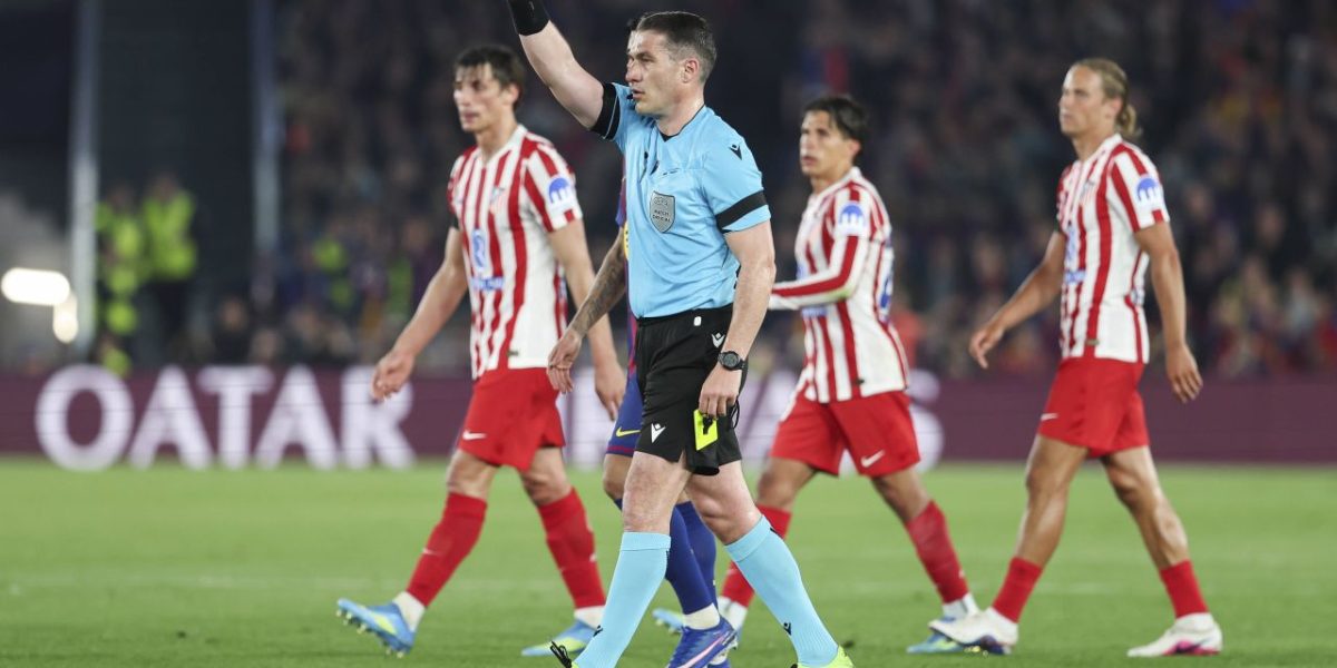 Suporterii Barcelonei au explodat pe rețelele de socializare după un moment controversat din meciul cu Atletico Madrid, în care arbitrul Istvan Kovacs nu a acordat o lovitură de la 11 metri