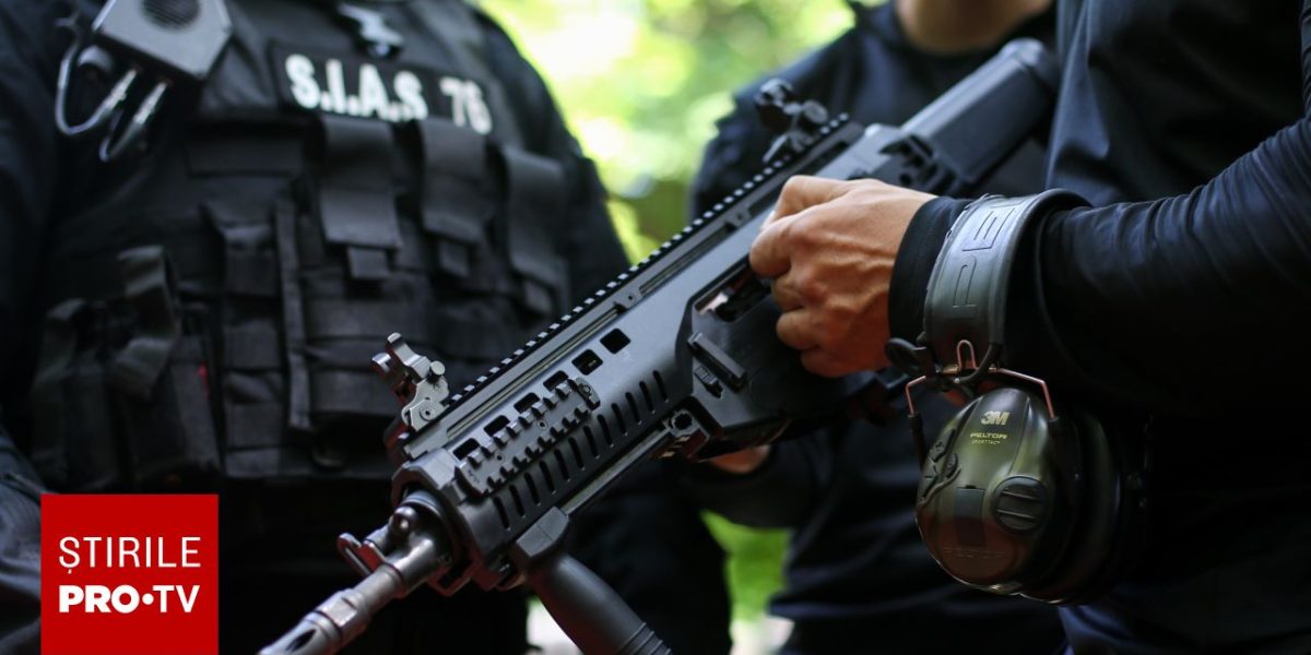 Revoltă la Mizil: Localnici furioși atacă o mașină a Poliției, strada blocată