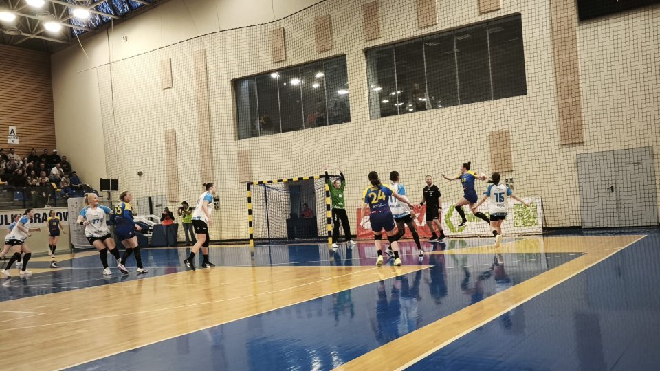 CSM București învinge Corona Brașov într-un meci dominat Echipa de handbal feminin CSM București a învins joi, pe terenul celor de la Corona Brașov, cu scorul de 36-29, în etapa cu numărul 19 a Ligii Florilor