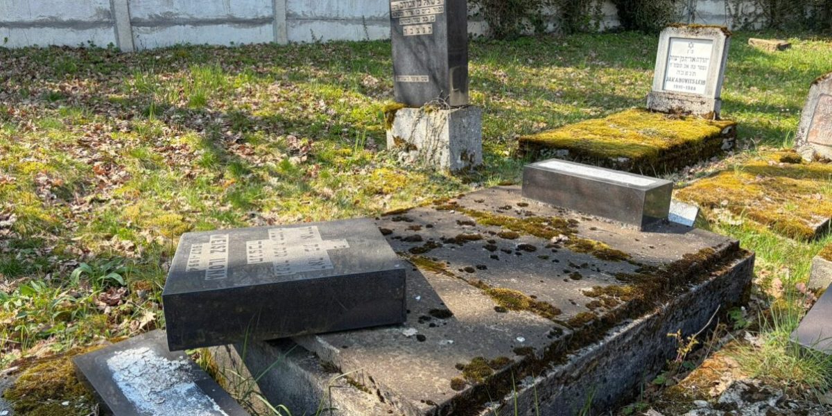 Răsturnare macabră la Reghin: Monumente funerare vandalizate în cimitirul evreiesc. Dosar penal