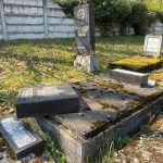 Răsturnare macabră la Reghin: Monumente funerare vandalizate în cimitirul evreiesc. Dosar penal