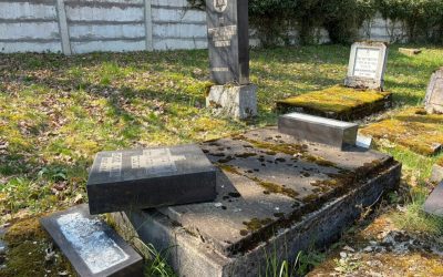 Răsturnare macabră la Reghin: Monumente funerare vandalizate în cimitirul evreiesc. Dosar penal