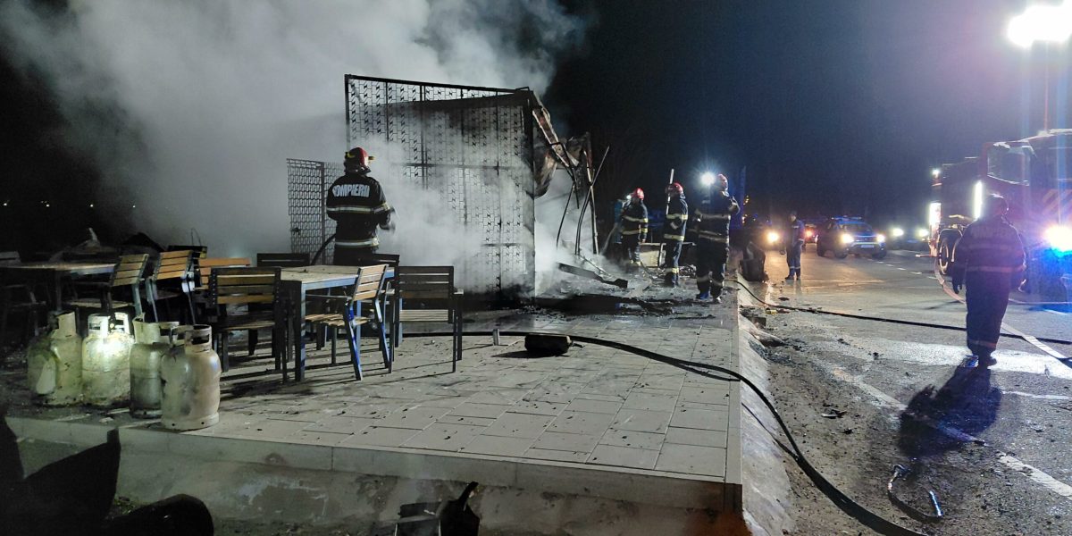 Incendiu devastator la un fast-food din Cluj, în miez de noapte