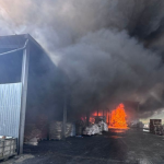 Hala de 800 mp, mistuită de flăcări puternice