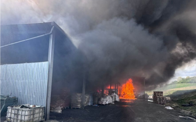 Hala de 800 mp, mistuită de flăcări puternice