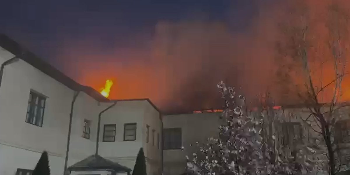 Incendiu violent la Mănăstirea Bistrița: 10 autospeciale, mobilizate